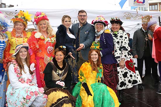 Narrhalla Prinzenpaar 2018 Prinzessin Janina I. (Homann) und Prinz Sebastian I. (Kriesel) mit den Münchner Marktweibern (©Foto. Martin Schmitz)